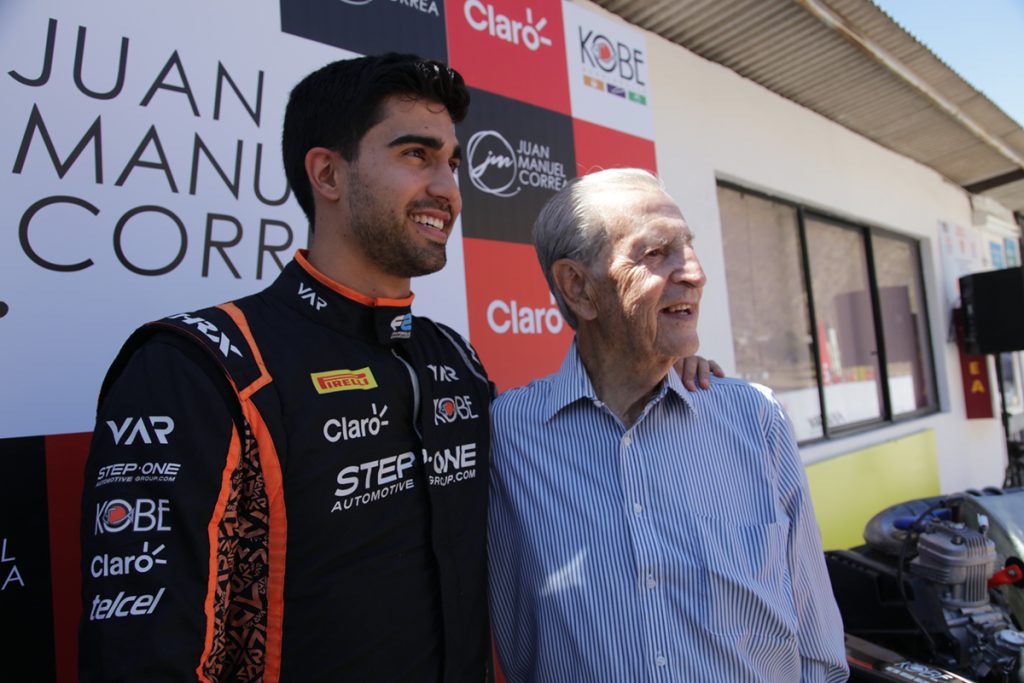 Juan Manuel Correa junto a Rodrigo Borja, abuelo materno, Kartódromo Dos Hemisferios, Quito, 2023.