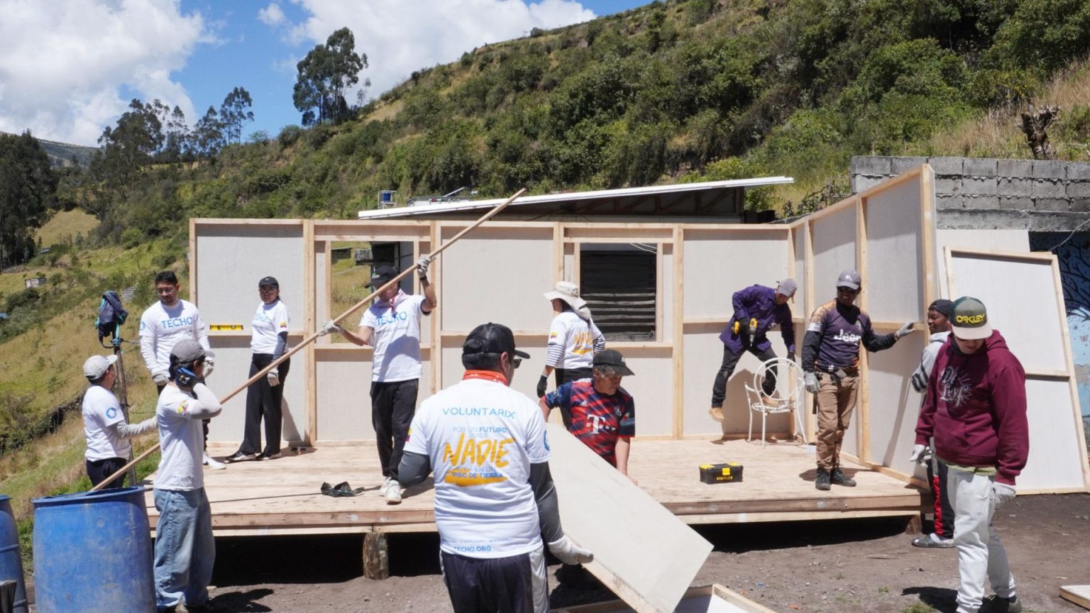 Porsche y TECHO construyen casas para familias vulnerables en Ecuador ...