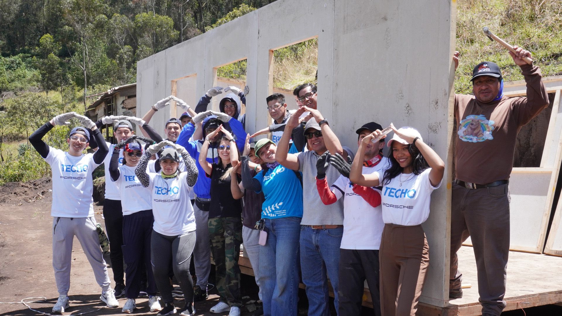 Porsche y TECHO construyen casas para familias vulnerables en Ecuador ...
